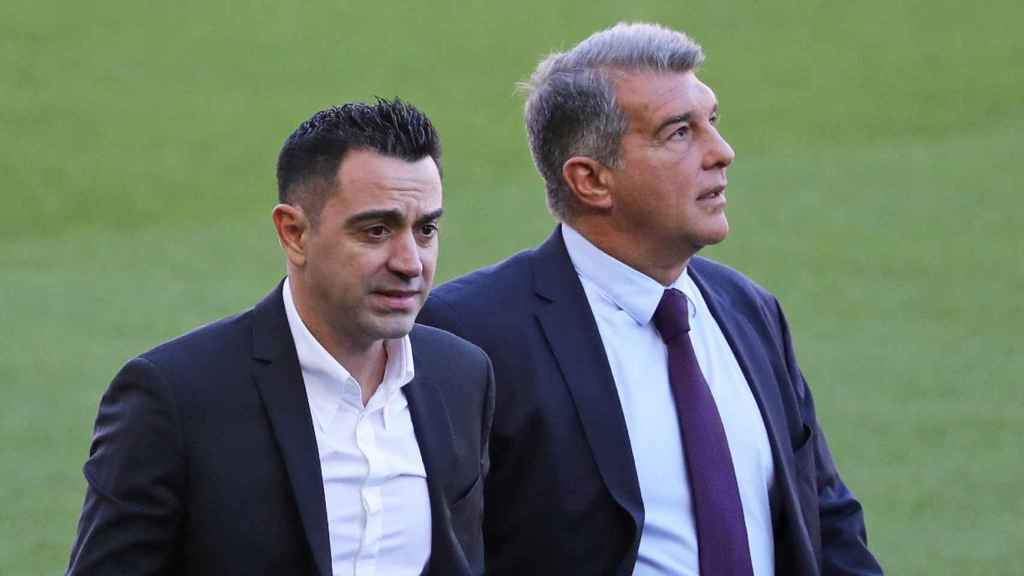 Xavi y Laporta, durante la presentación del egarense como el técnico del Barça