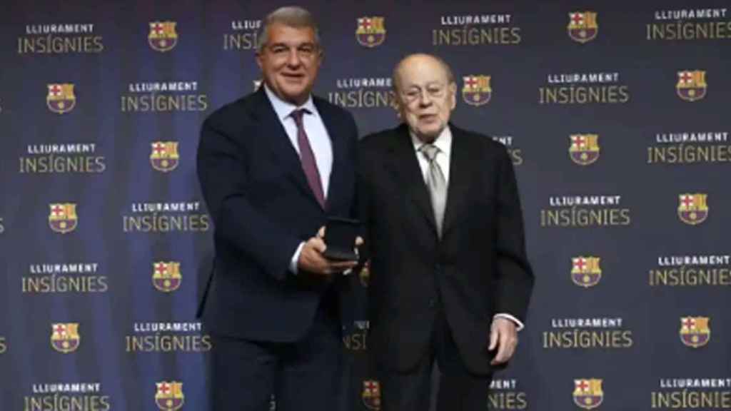 Joan Laporta, entregando la insignia de 75 años como socio a Jordi Pujol