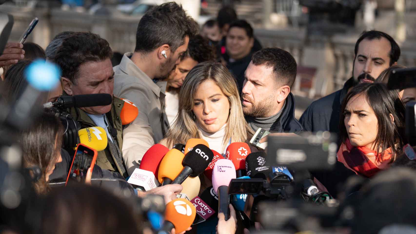 Shakira atiende a los medios de comunicación tras salir del juicio