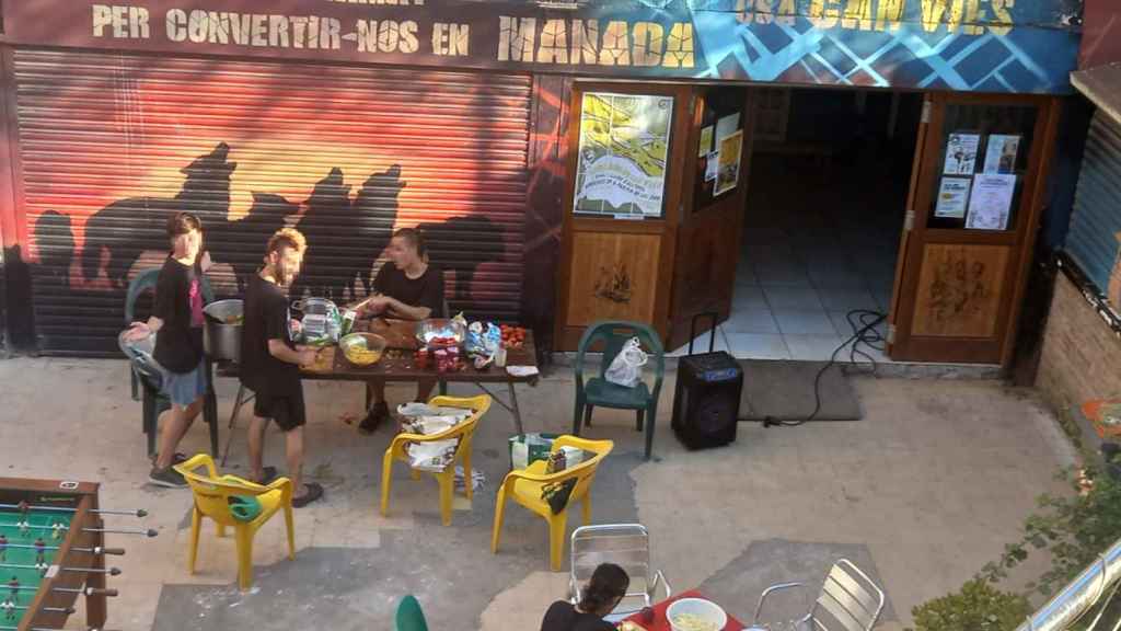 Algunos de los okupas preparan una comida popular en el patio de Can Vies