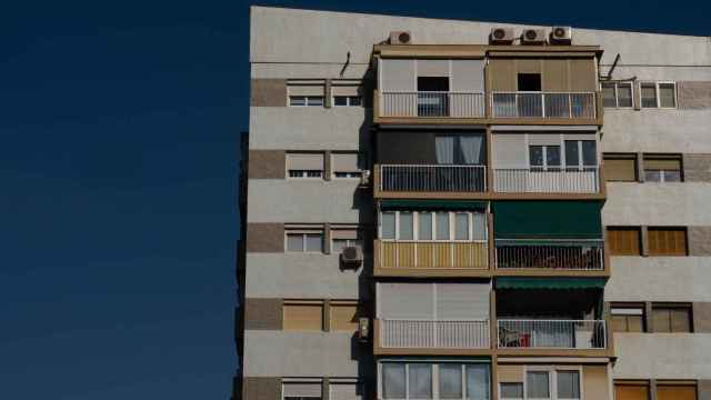 La fachada de un bloque de pisos en Barcelona