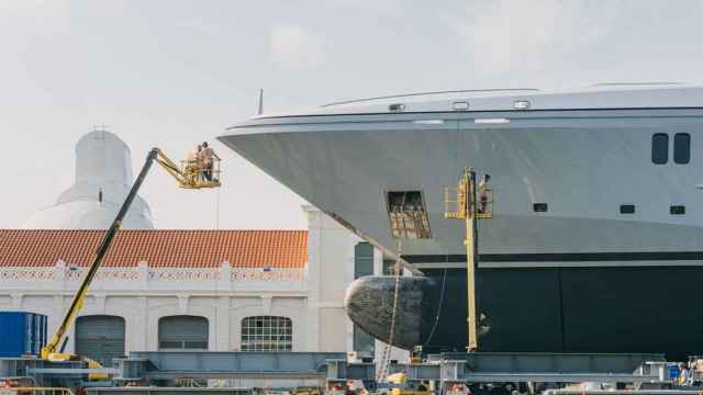 Imagen de un barco en reparación en Marina Barcelona 92