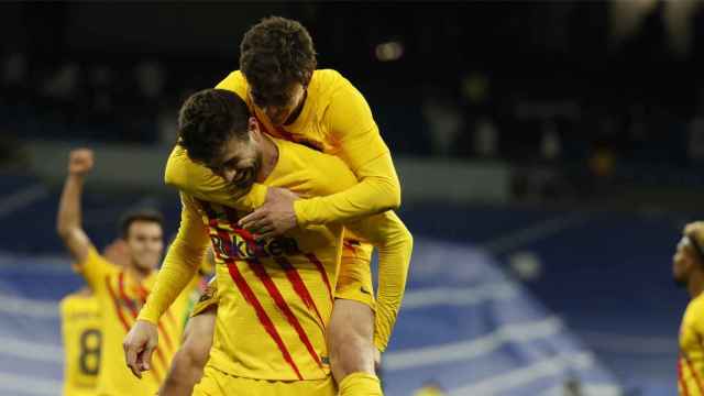 El abrazo de Gavi a Gerard Piqué tras ganar un clásico en el Santiago Bernabéu