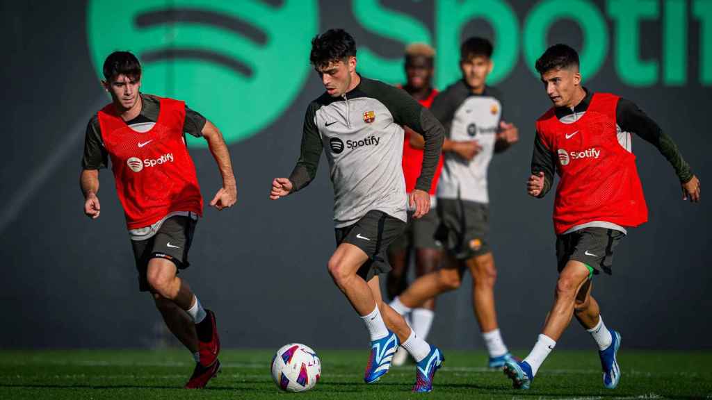 Pedri, junto a unos cracks de la Masía, en un entrenamiento del primer equipo