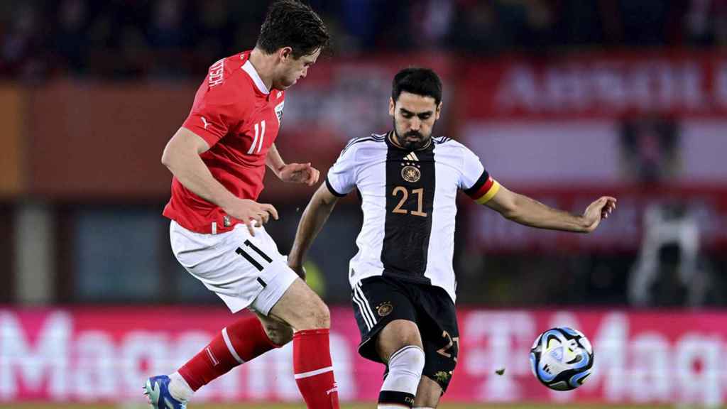 Gundogan, crack del Barça, disputa el balón contra Gregoritsch en el Austria-Alemania