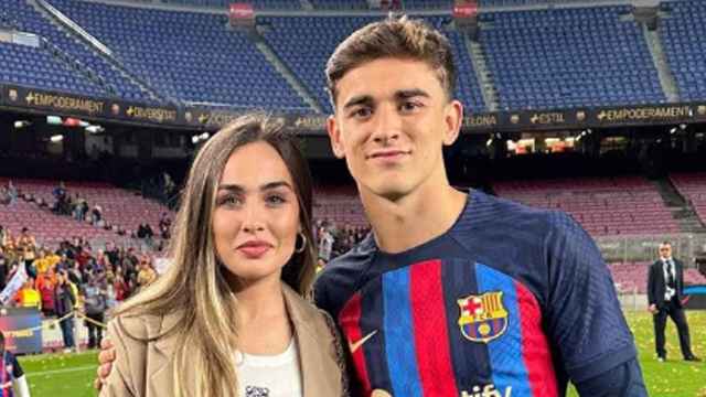 Gavi, junto a su hermana, tras un partido disputado en el Camp Nou