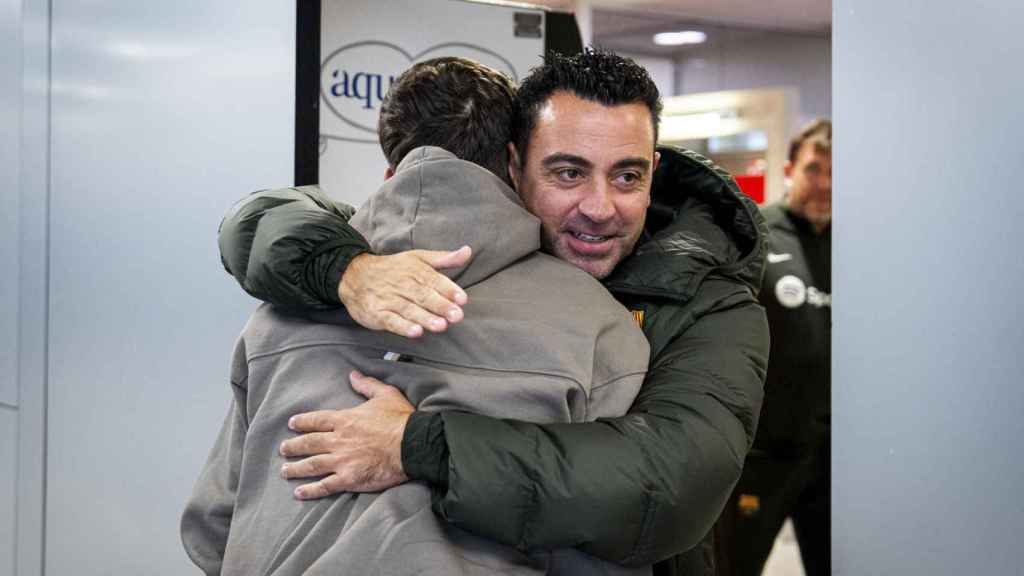 Xavi Hernández abraza a Gavi en su regreso a la Ciutat Esportiva lesionado