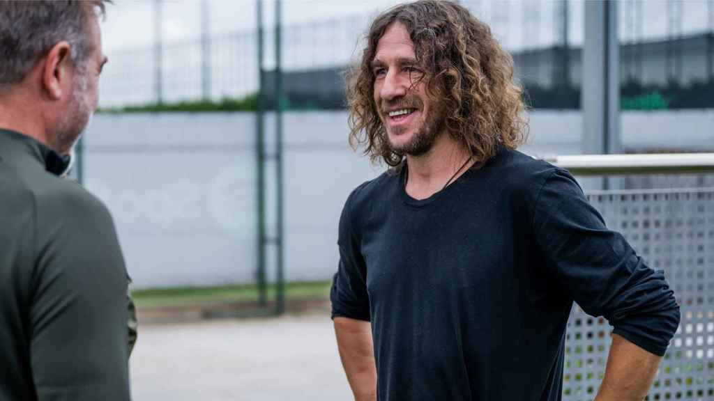 Carles Puyol visita las instalaciones del Barça en un entrenamiento del primer equipo