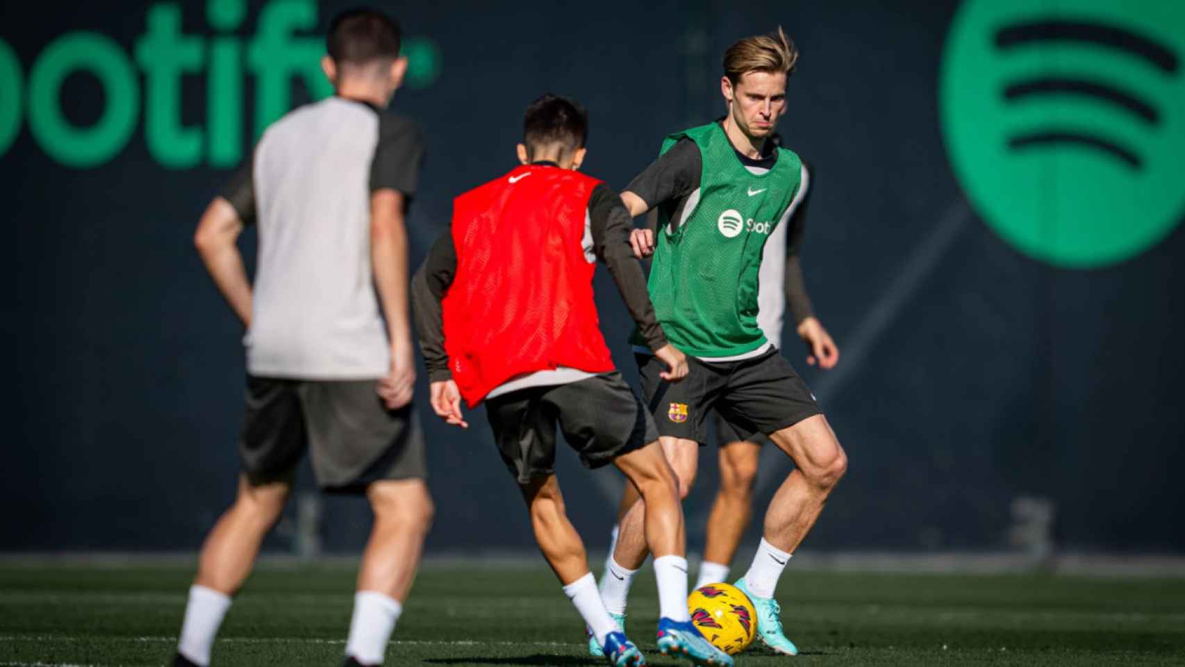 Frenkie de Jong vuelve a entrenar con el grupo en el Barça tras ausentarse por paternidad