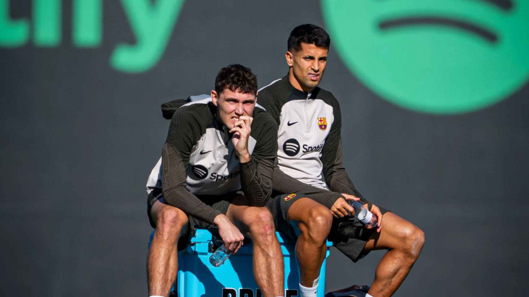 Andreas Christensen y Joao Cancelo observan atentamente en un entrenamiento del Barça