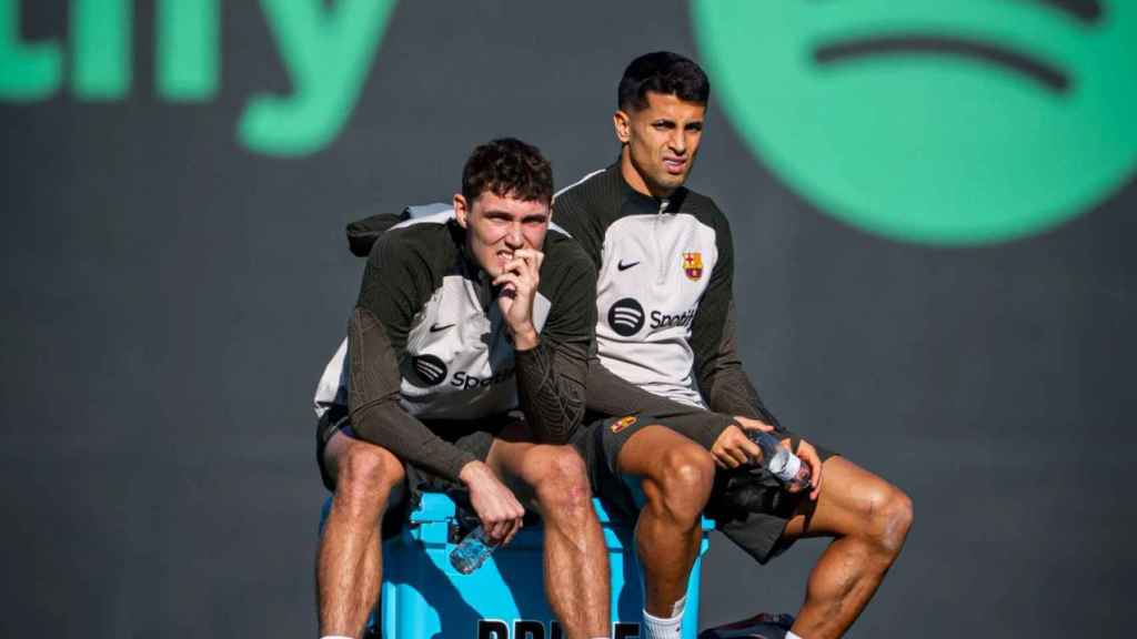 Andreas Christensen y Joao Cancelo observan atentamente en un entrenamiento del Barça