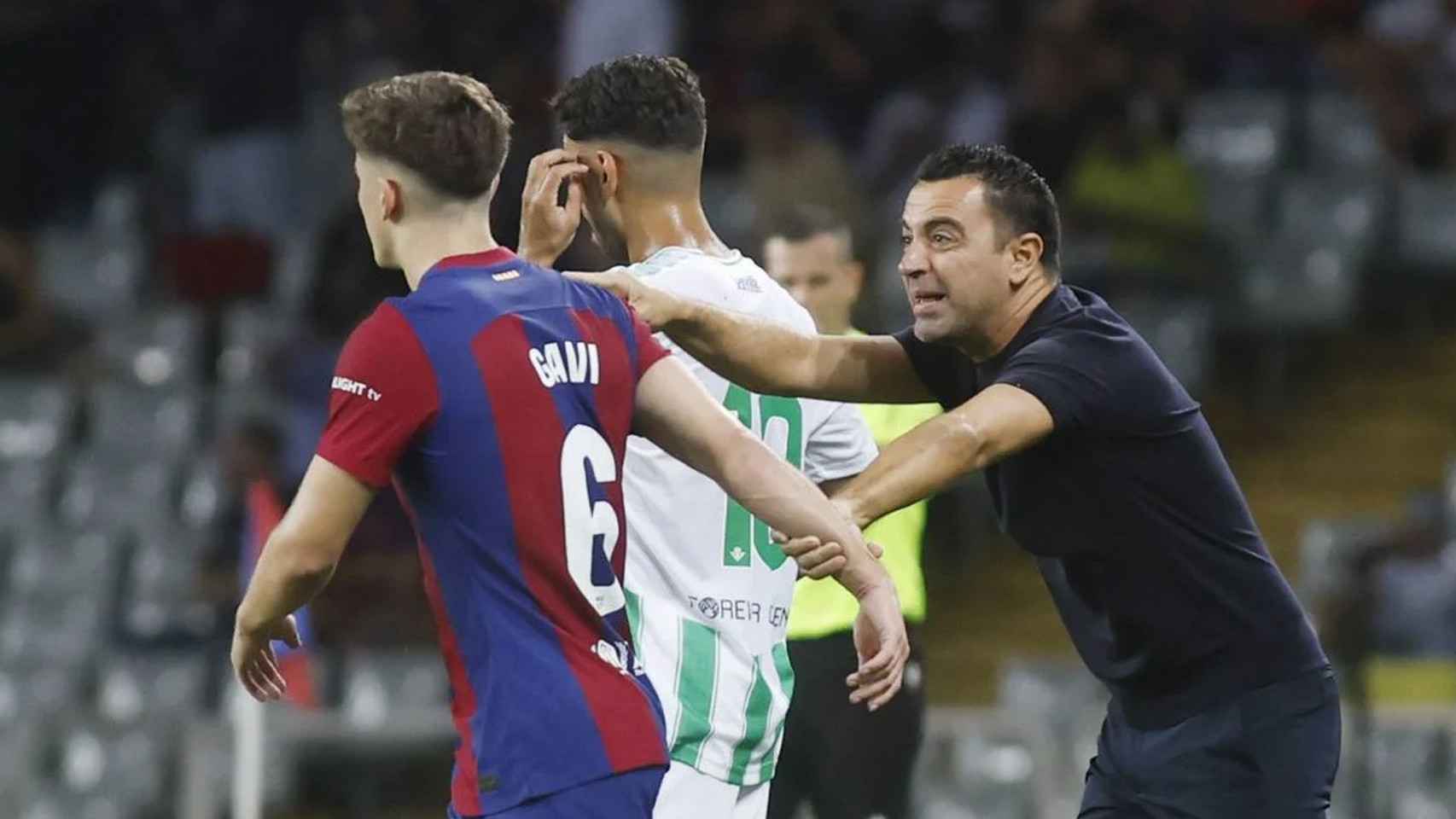 Xavi da indicaciones a Gavi, en un partido del Barça contra el Betis