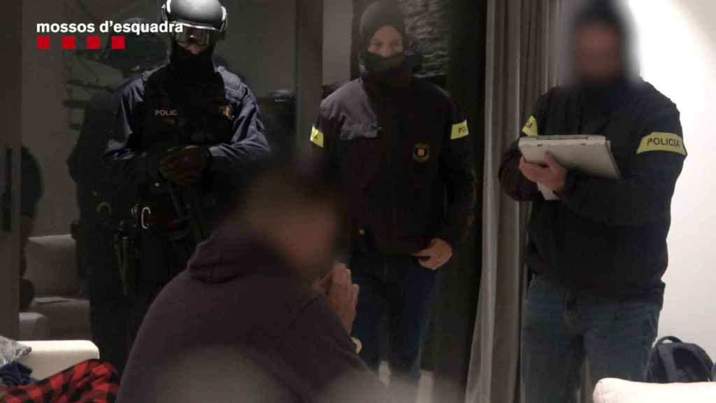 Agentes de los Mossos d'Esquadra durante el operativo que ha permitido desmantelar a una red criminal dedicada al tráfico de marihuana