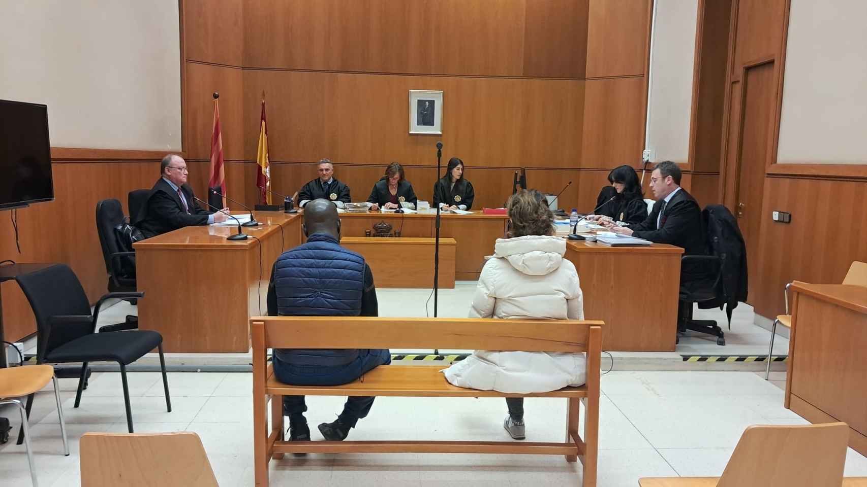 Juicio a un supuesto vidente acusado de abusar sexualmente de una mujer una veintena de veces y de presuntamente estafarle 362.000 euros