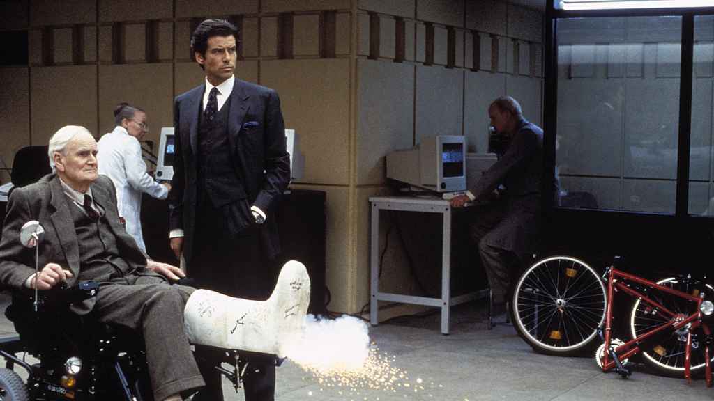 Foto fija del rodaje de 'Goldeneye', con Desmond Llewellyn y Pierce Brosnan, 1995