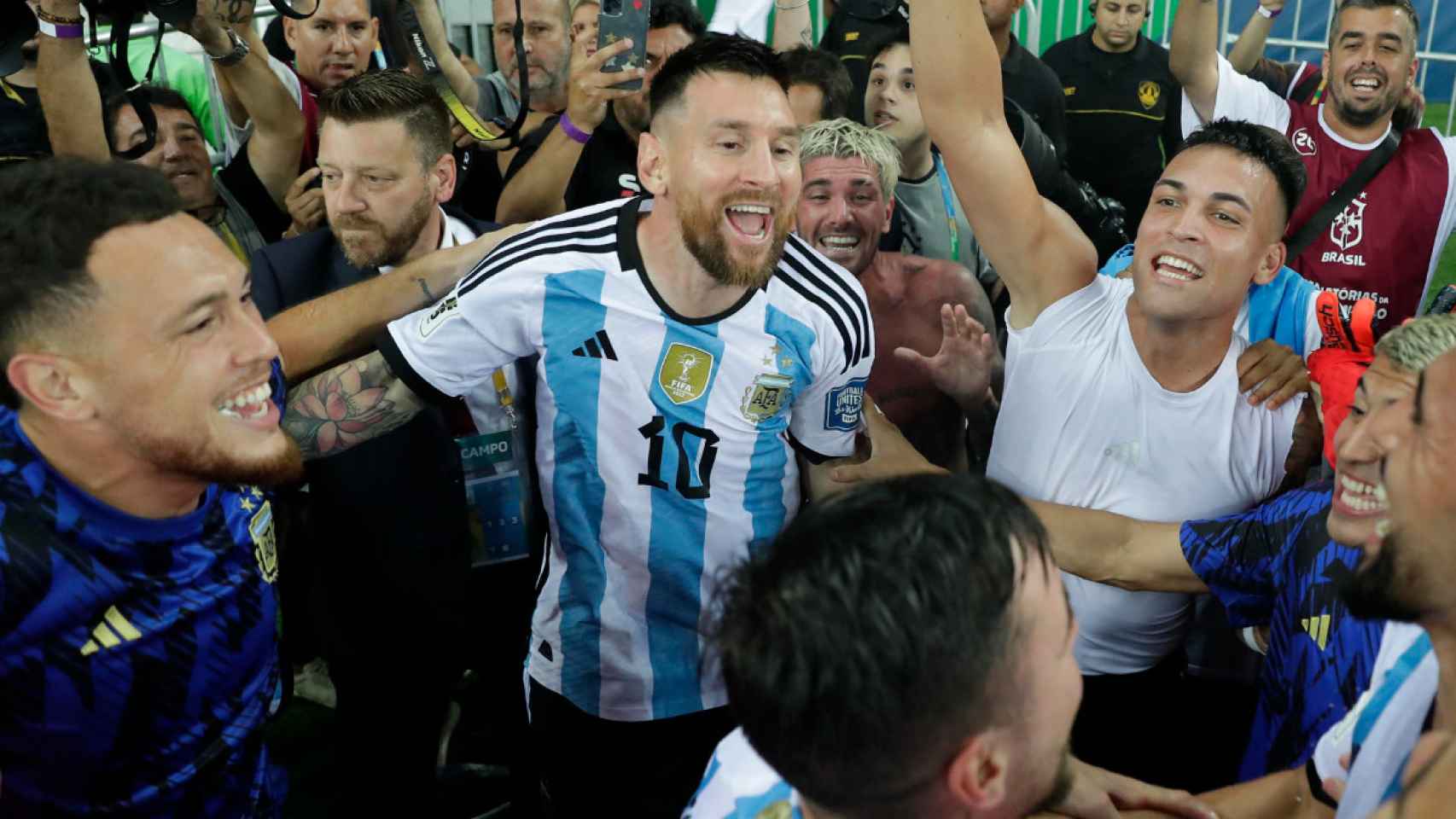 Leo Messi celebra la victoria de Argentina sobre Brasil