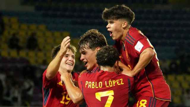 La selección española sub-17 celebra el gol de Marc Guiu contra Canadá
