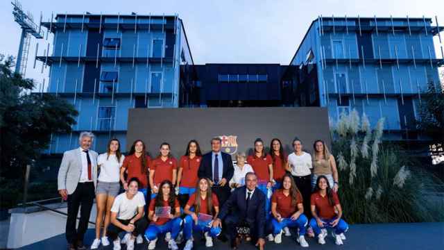 Laporta inaugura el espacio dedicado al fútbol femenino en la residencia de La Masía
