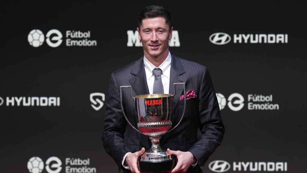 Robert Lewandowski recibe el premio de Pichichi por la temporada 22-23