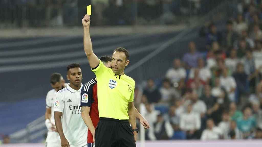 Cuadra Fernández saca una amarilla durante el Real Madrid-Osasuna