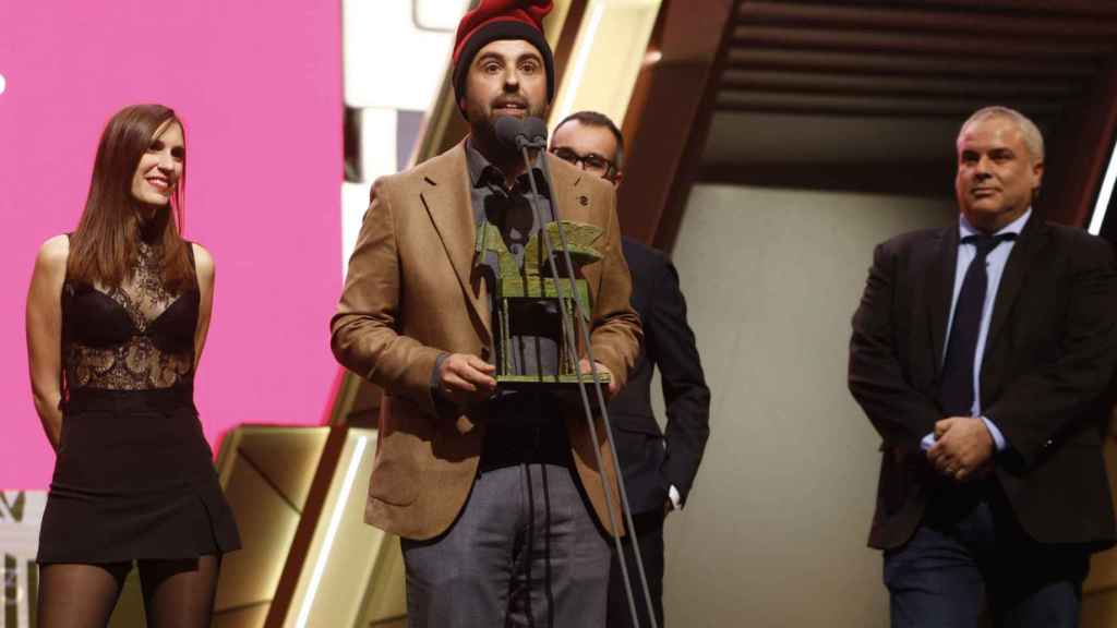 Lluís Jutglar 'Peyu', recibiendo el premio Ondas al Mejor programa de proximidad de radio por El Búnquer, durante la gala de los Premios Ondas 2023 en el Gran Teatre del Liceu de Barcelona
