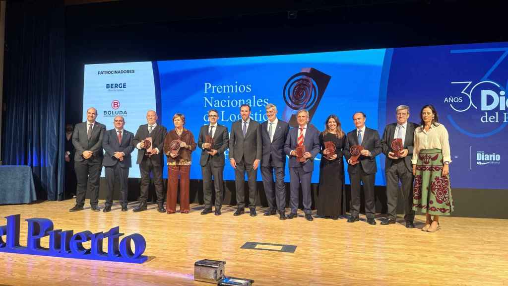 Blanca Sorigué (CZFB), cuarta por la derecha en la imagen, fue uno de los galardonados en los Premios Nacionales de Logística 2023