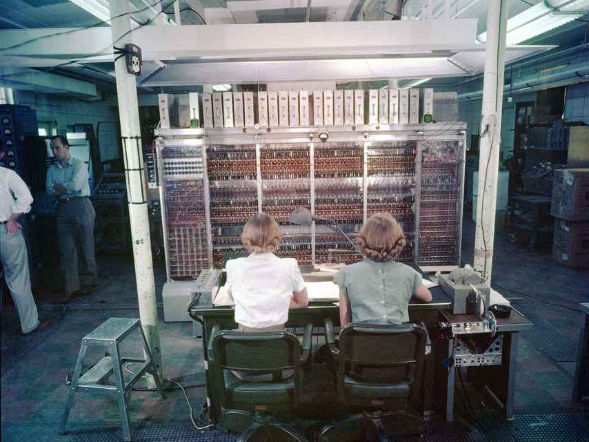 Dos operadoras delante de la computadora MANIAC (1952)