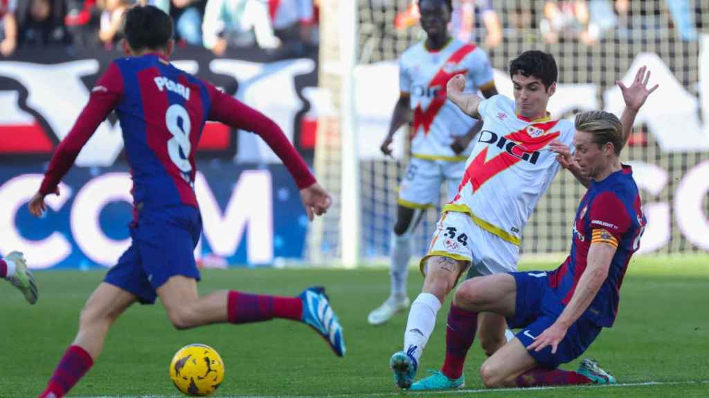 Frenkie de Jong lucha por el balón con Sergio Camello en el Rayo-Barça