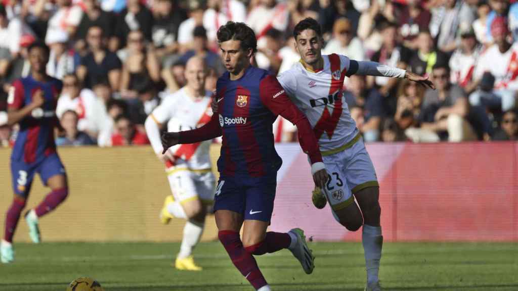 Óscar Valentín agarra a Joao Félix en Vallecas