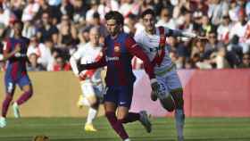 Óscar Valentín agarra a Joao Félix en Vallecas