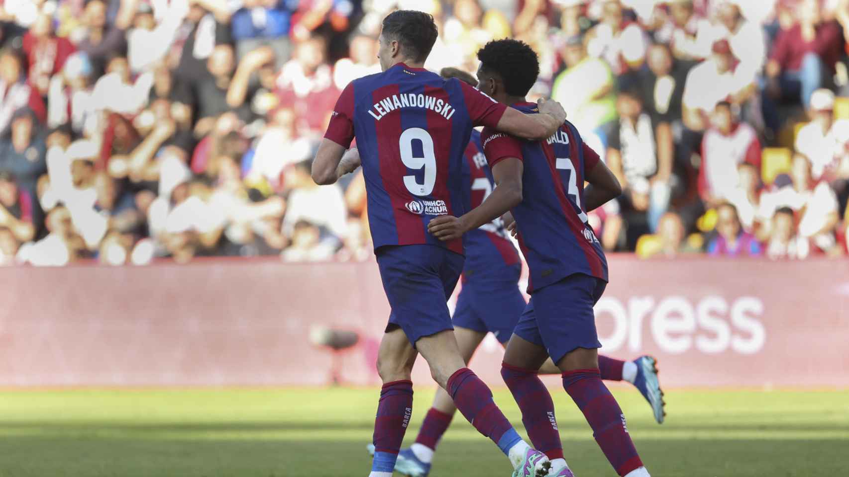 Robert Lewandowski y Alejandro Balde celebran discretamente el gol del empate en Vallecas