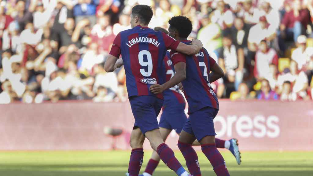 Robert Lewandowski y Alejandro Balde celebran discretamente el gol del empate en Vallecas