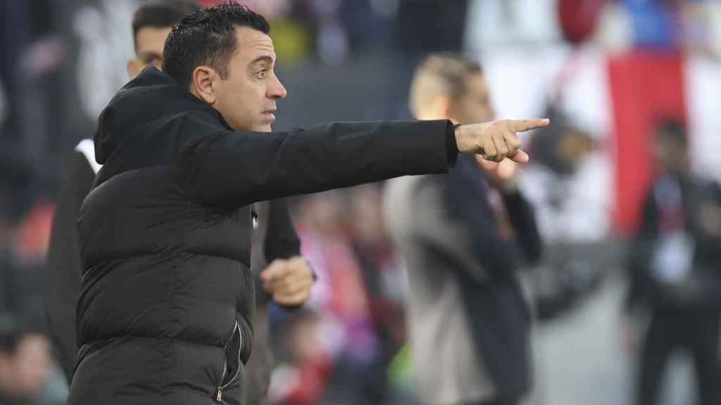 Xavi da instrucciones a sus futbolistas en Vallecas