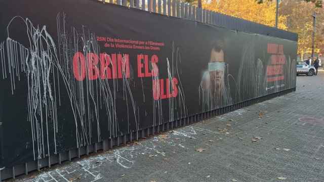 Vandalismo contra una pancarta de la Generalitat contra la violencia machista