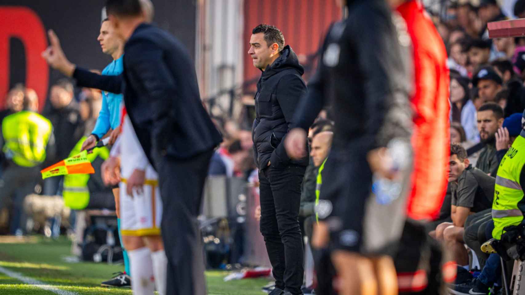 Xavi Hernández, preocupado durante el Rayo-Barça en Vallecas