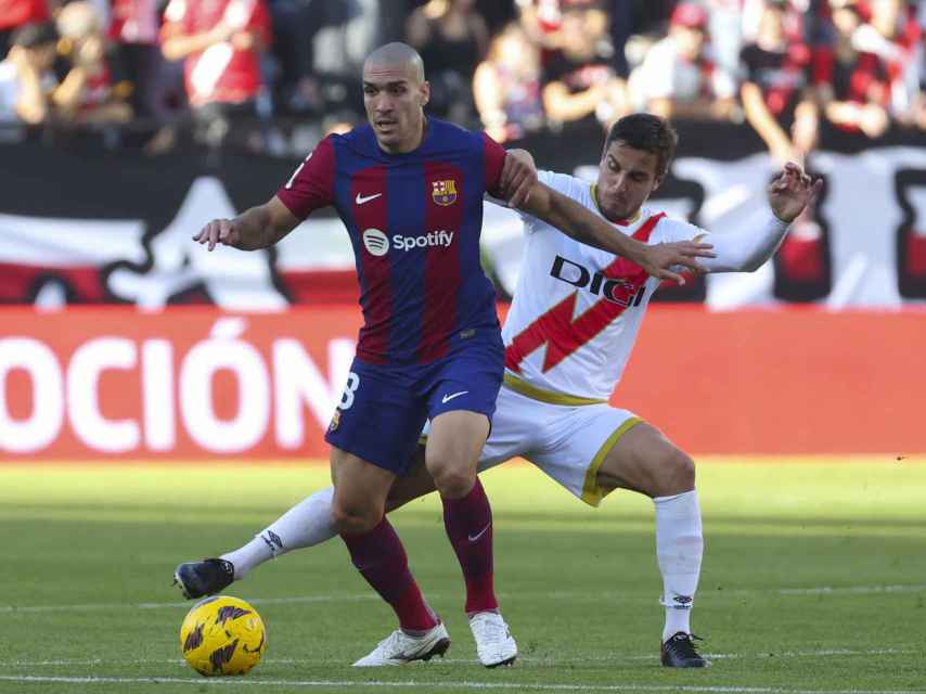 Oriol Romeu controla el balón ante el Rayo