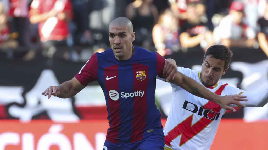 Oriol Romeu controla el balón ante el Rayo