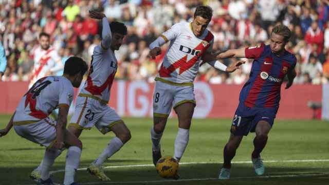 Frenkie de Jong, rodeado de jugadores del Rayo Vallecano