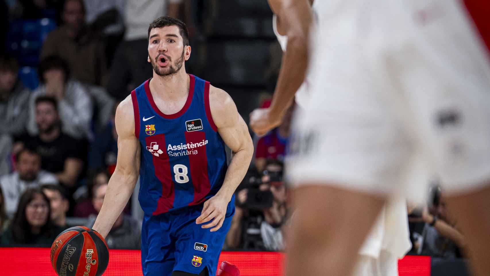 Brizuela comanda una jugada del Barça de basket contra el Girona