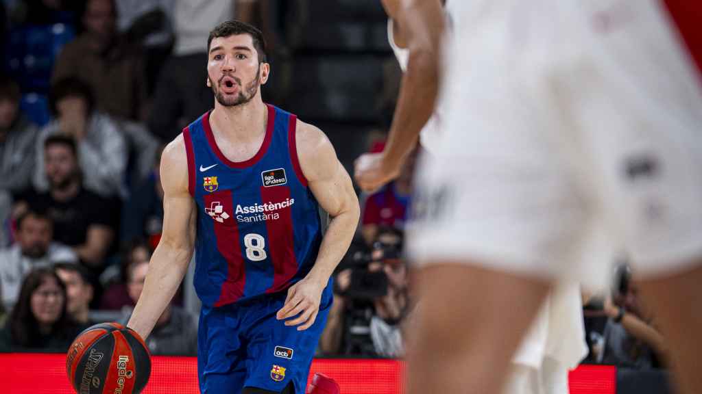 Brizuela comanda una jugada del Barça de basket contra el Girona