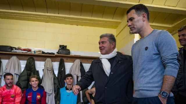 Joan Laporta felicita a Rafa Márquez por la victoria del Barça B en Palamós