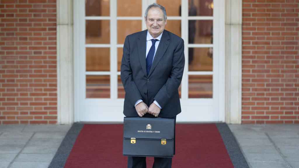 El ministro de Industria, Jordi Hereu, posa con su cartera a su llegada a la primera reunión de Consejo de Ministros de la XV legislatura