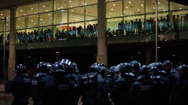 Policías y manifestantes en el Aeropuerto de Barcelona-El Prat
