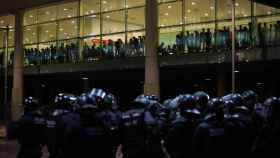 Policías y manifestantes en el Aeropuerto de Barcelona-El Prat