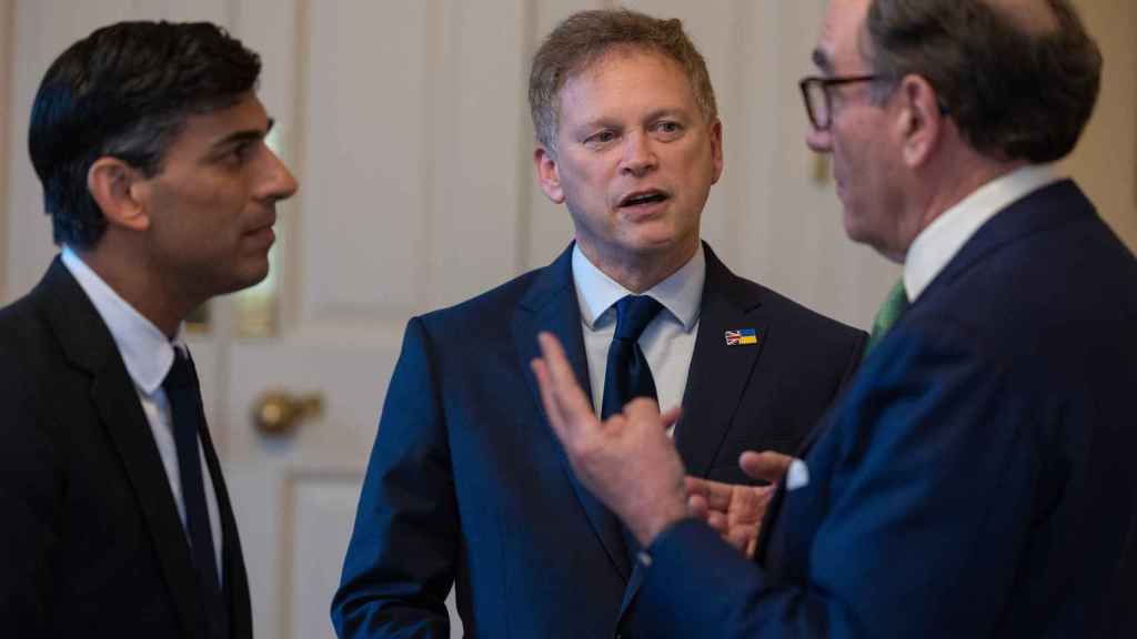 Ignacio Galán, presidente de Iberdrola (dcha.), junto a Grant Shapps, secretario de Estado de Defensa de Reino Unido, y Rishi Sunak, primer ministro / IBERDROLA