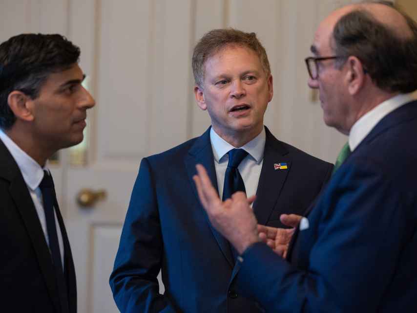 Ignacio Galán, presidente de Iberdrola (dcha.), junto a Grant Shapps, secretario de Estado de Defensa de Reino Unido, y Rishi Sunak, primer ministro / IBERDROLA