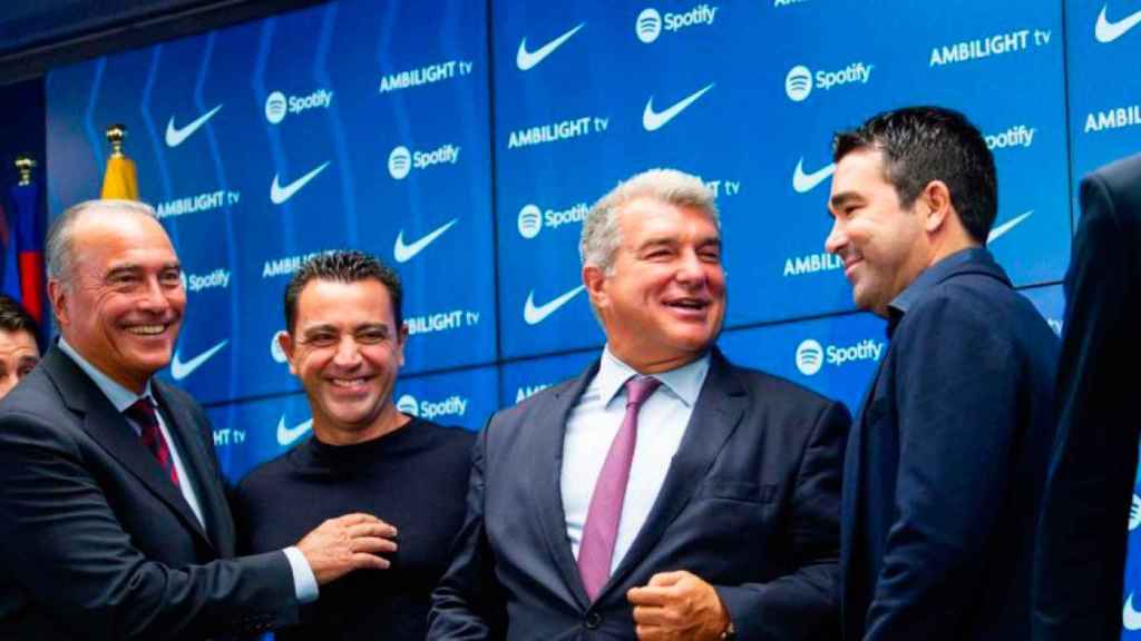 Yuste, Xavi, Laporta y Deco, en una imagen de archivo durante un acto del Barça