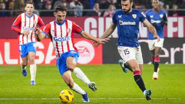 Iván Martín controla el balón durante el Girona-Athletic