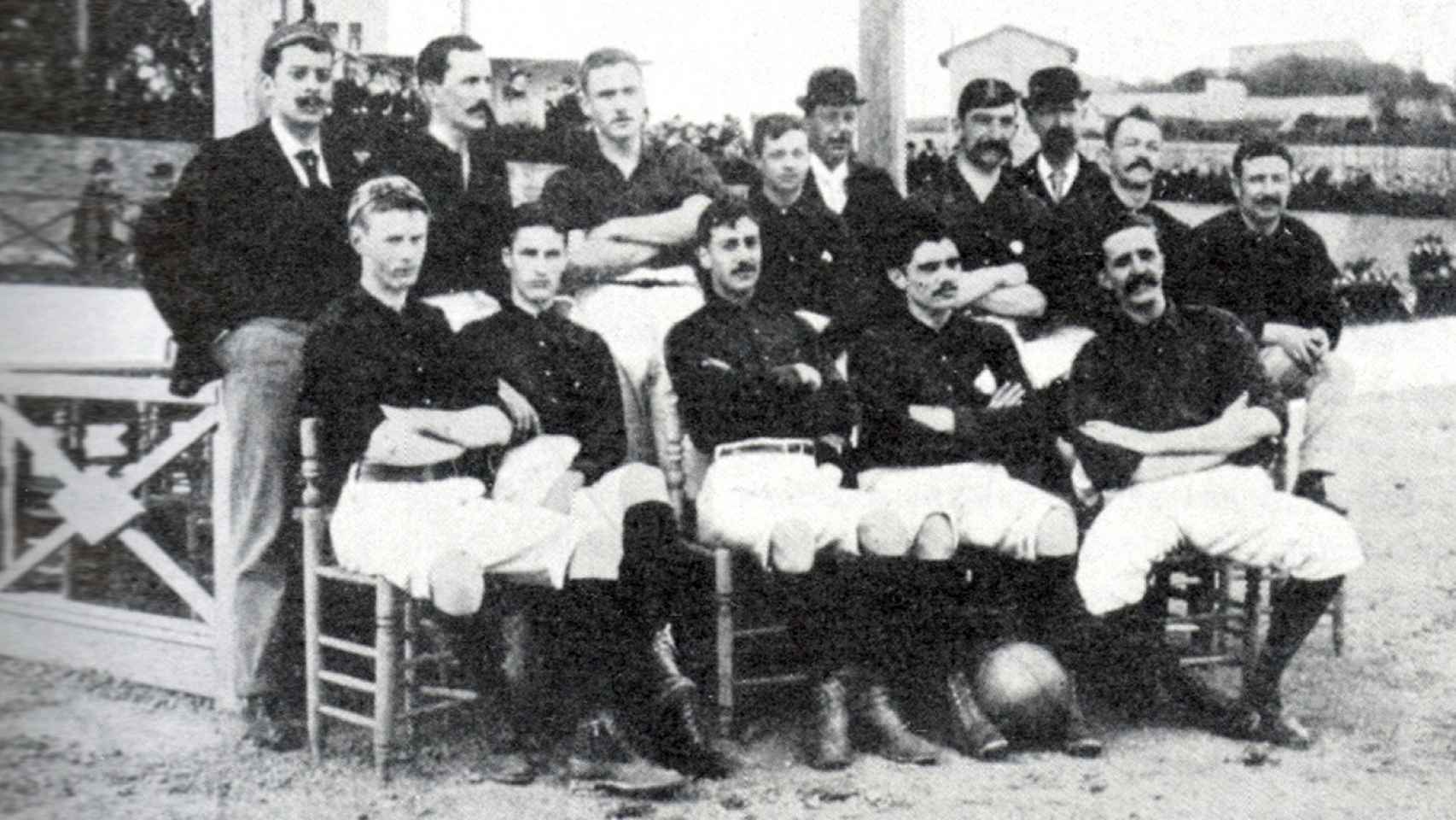 William Parsons (abajo, segundo por la izquierda) con el equipo de la colonia británica