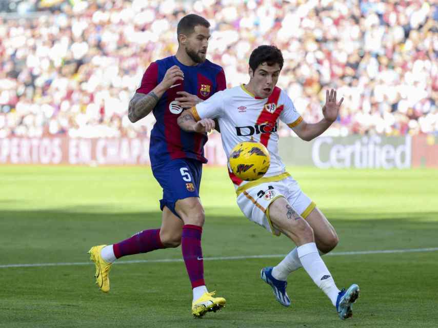 Iñigo Martínez presiona a Camello, del Rayo